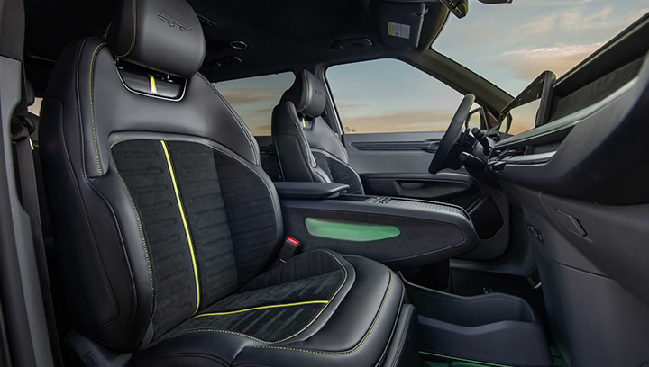 Kia EV9 GT, Innenaufnahme, Sportsitze vorne, Mittelkonsole, grüne Aktzente