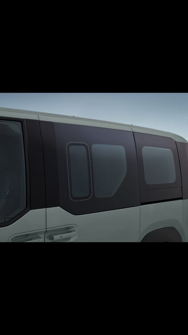 Nahaufnahme des bündigen Glasfensters des Kia PV5 WAV mit durchgehend elegantem Design.
