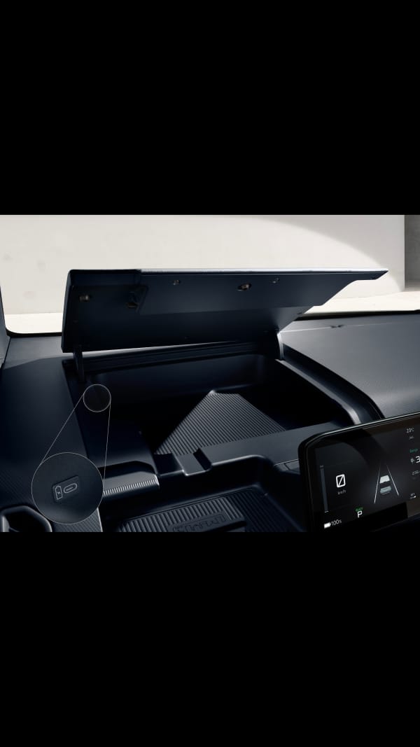Ablagefach im Armaturenbrett des Kia PV5 WAV mit USB-C-Anschluss zum Laden und ordentlichen Verstauen von Geräten.